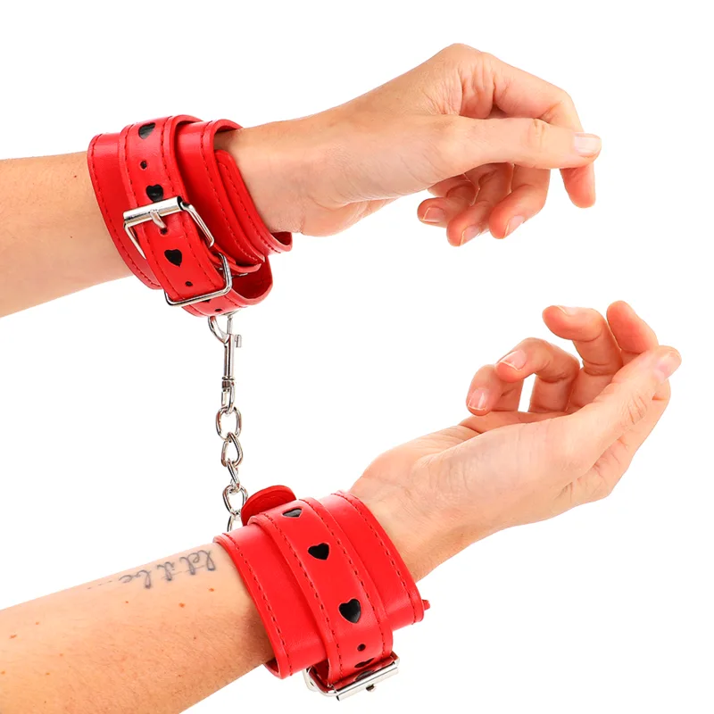 Menottes Rouges avec Incrustation Coeur Noir Kink