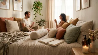 Coussin de sexe : traversin ferme posé sur le lit d un couple, prêt à soutenir les positions