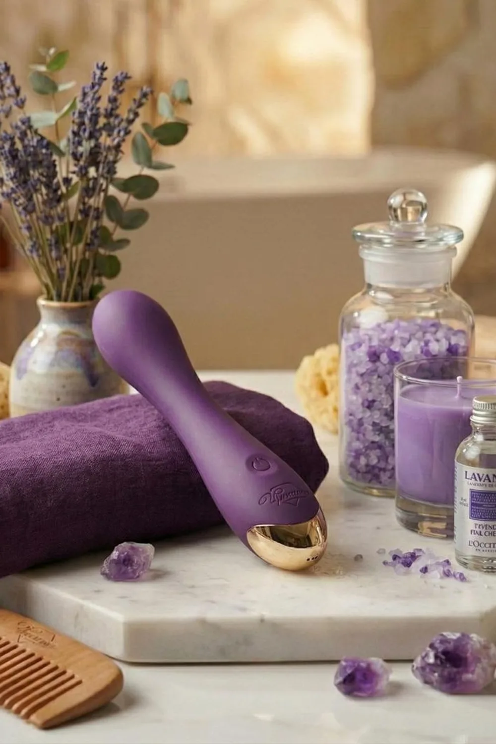 Vibromasseur violet point G posé sur du marbre, lavande et bougie