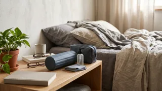 Fleshlight : masturbateur dans son étui de rangement discret, flacon de nettoyant et trousse sur la table de chevet