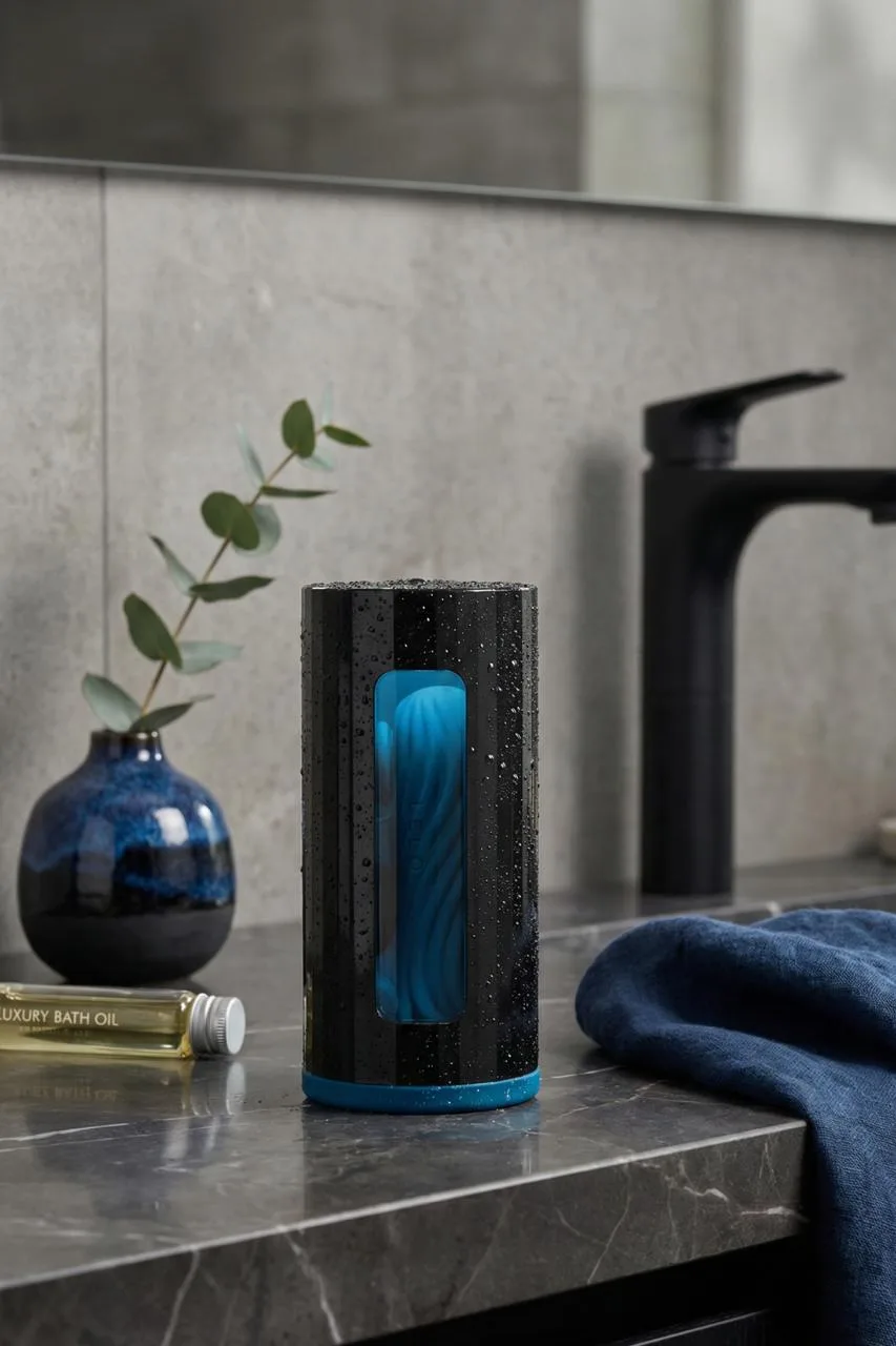 Masturbateur Lelo F2s noir et bleu sur un plan de marbre