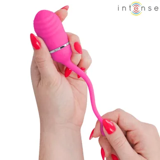 Œuf vibrant Sookie rose tenu à deux mains, queue souple