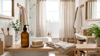 Hygiène intime : savon doux, flacon et serviettes propres dans une salle de bain claire