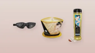 Masque bandeau noir, bougie de massage et huile de massage sur fond rose poudré