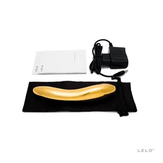 Lelo Inez Or avec son chargeur, sa notice et sa pochette en satin noire