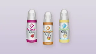 Trois lubrifiants comestibles ID Frutopia framboise, mangue passion et banane alignés sur fond lavande