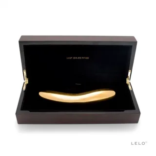 Lelo Inez Or posé dans son coffret ouvert