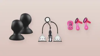 Pompes à seins : deux ventouses noires en silicone, une pompe manuelle à double cloche et deux suceurs roses, sur fond rose