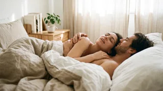 Gémissement pendant l amour : couple enlacé au lit dans la lumière du matin