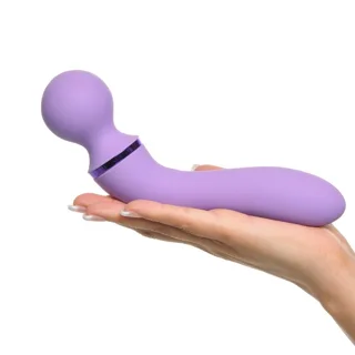 Duo Wand Massage-Her posé dans une main, embout effilé et tête de wand