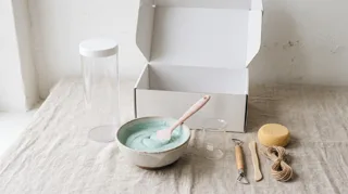 Kit de moulage pénis : pâte d alginate préparée, spatule, tube et accessoires du kit alignés