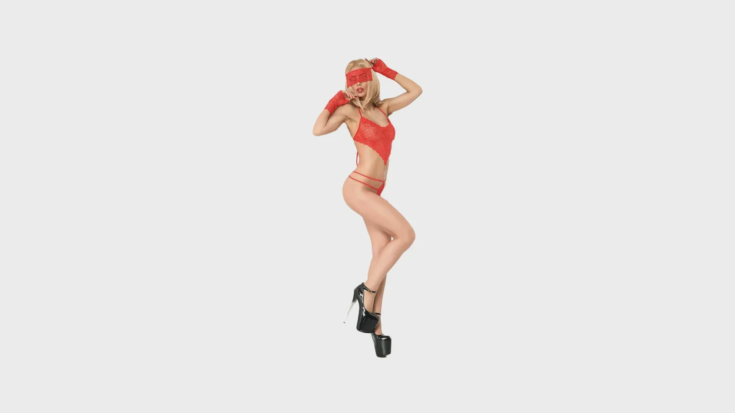 Ensemble body en dentelle rouge sur noir avec bandeau et gants, porté pour une soirée de candaulisme