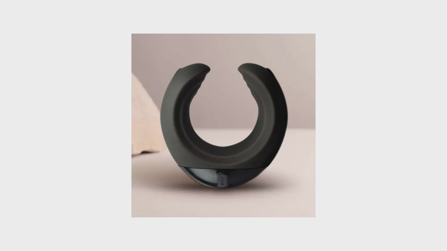 Rocks-Off Echo posé, avec son bouton de commande sur la base, un vibromasseur à recharge USB