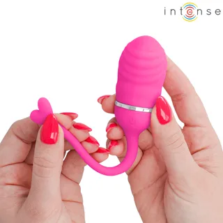 Œuf vibrant Sookie rose tenu en main, tête striée et queue en cœur