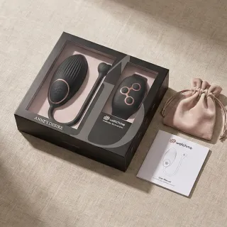 Boule de Geisha en silicone tenue au creux d'une main sur fond clair