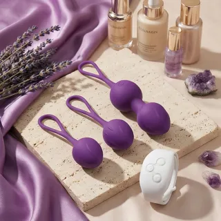 Boules de Geisha en silicone posées sur un tissu clair