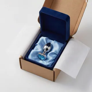 Chapelet anal en silicone aux billes progressives posé sur un tissu clair