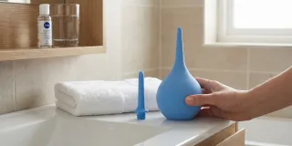 Poire de lavement intime posée sur un fond neutre