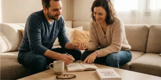 Couple complice qui se confie à la lumière d'une bougie