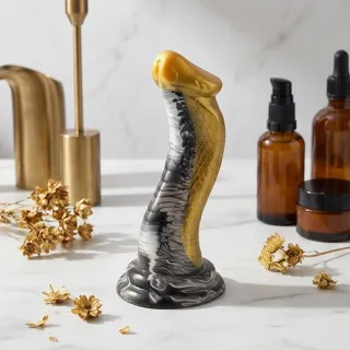 Gode réaliste en silicone souple posé sur un tissu clair
