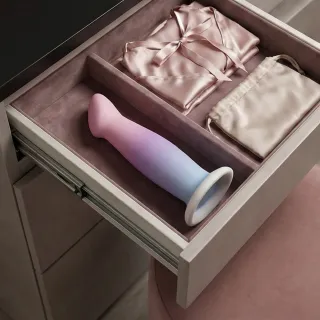 Gode à ventouse en silicone fixé sur une surface plane claire