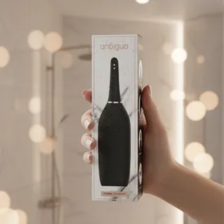 Flacon d'huile de massage et mains qui glissent sur une peau nue