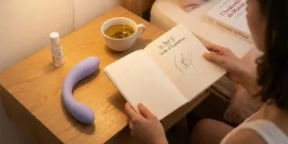 Gode courbé conçu pour la stimulation du point G sur fond neutre