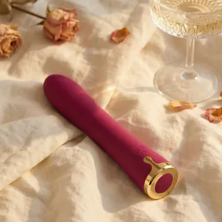 Main de femme posée sur un drap clair froissé, ambiance douce et intime
