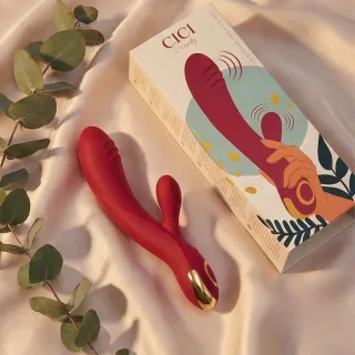 Sélection de vibromasseurs colorés posés sur un fond clair