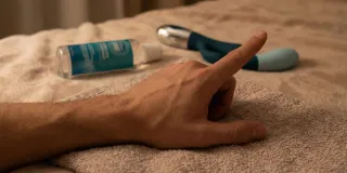 Harnais gode-ceinture en silicone posé sur un fond neutre