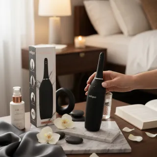 Couple complice allongé, flacon d'huile de massage posé à côté sur un drap clair