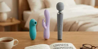 Un vibromasseur rabbit, un stimulateur à air pulsé et un wand côte à côte sur fond neutre