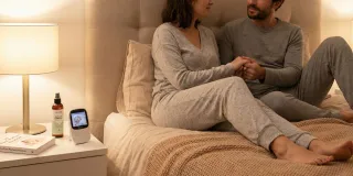Lubrifiant intime doux et huile de massage sur fond neutre