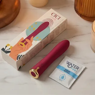 Stimulateur clitoridien à air pulsé posé sur un fond clair