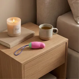 Sextoy connecté posé à côté d'un smartphone affichant une application de contrôle