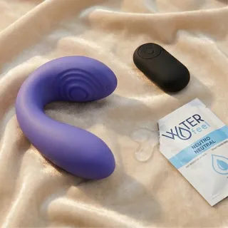 Sextoy pour couple posé sur un lit avec deux tasses de café