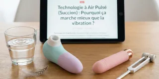Stimulateur clitoridien à air pulsé posé sur un fond neutre