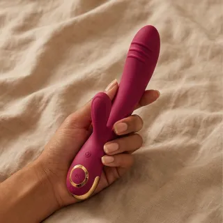 Plusieurs vibromasseurs en silicone posés sur un fond clair et épuré