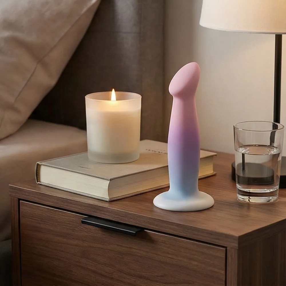 Coffret d'initiation posé sur une table de nuit