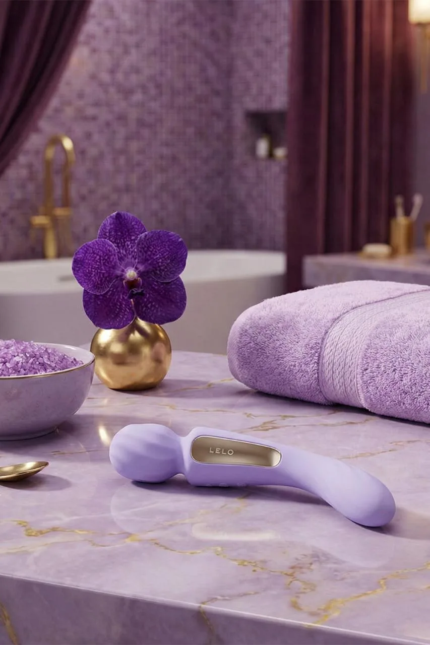 Vibromasseur point G Lelo Switch lilas sur du marbre violet, orchidée