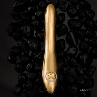Lelo Inez Or debout sur fond de galets noirs