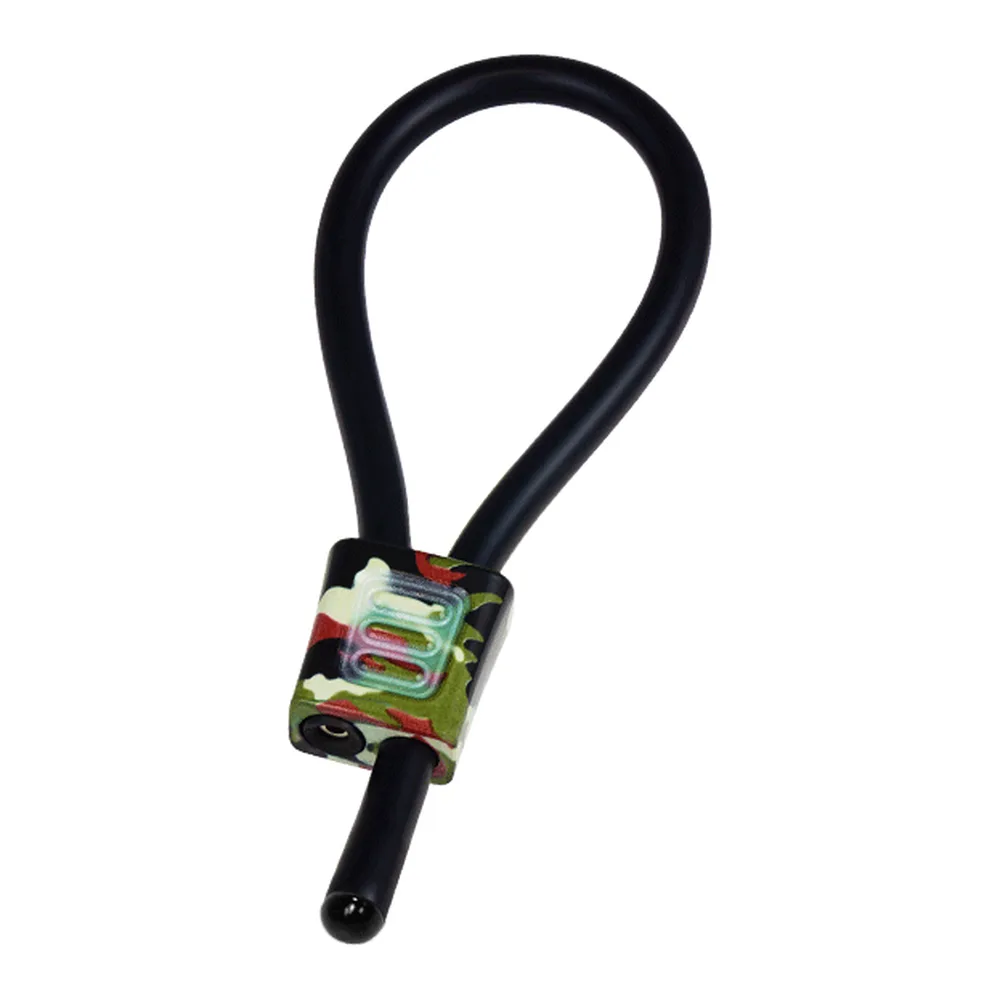 Anneau pénien réglable en caoutchouc noir avec boucle ajustable et bloc de commande en camouflage multicolore avec indicateur lumineux intégré, sur fond blanc