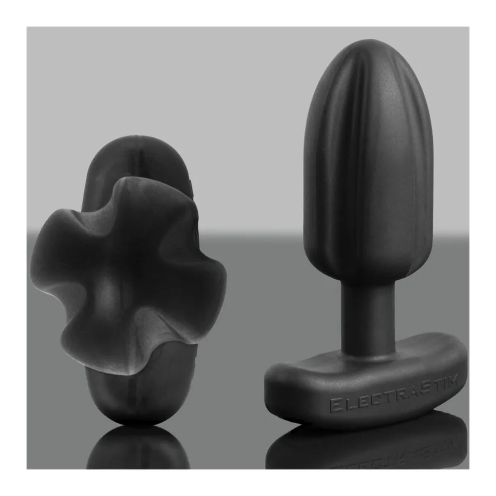 Plug anal en silicone noir avec électrodes rouges et noires visibles sur sa base, câble de raccordement intégré, sur fond blanc
