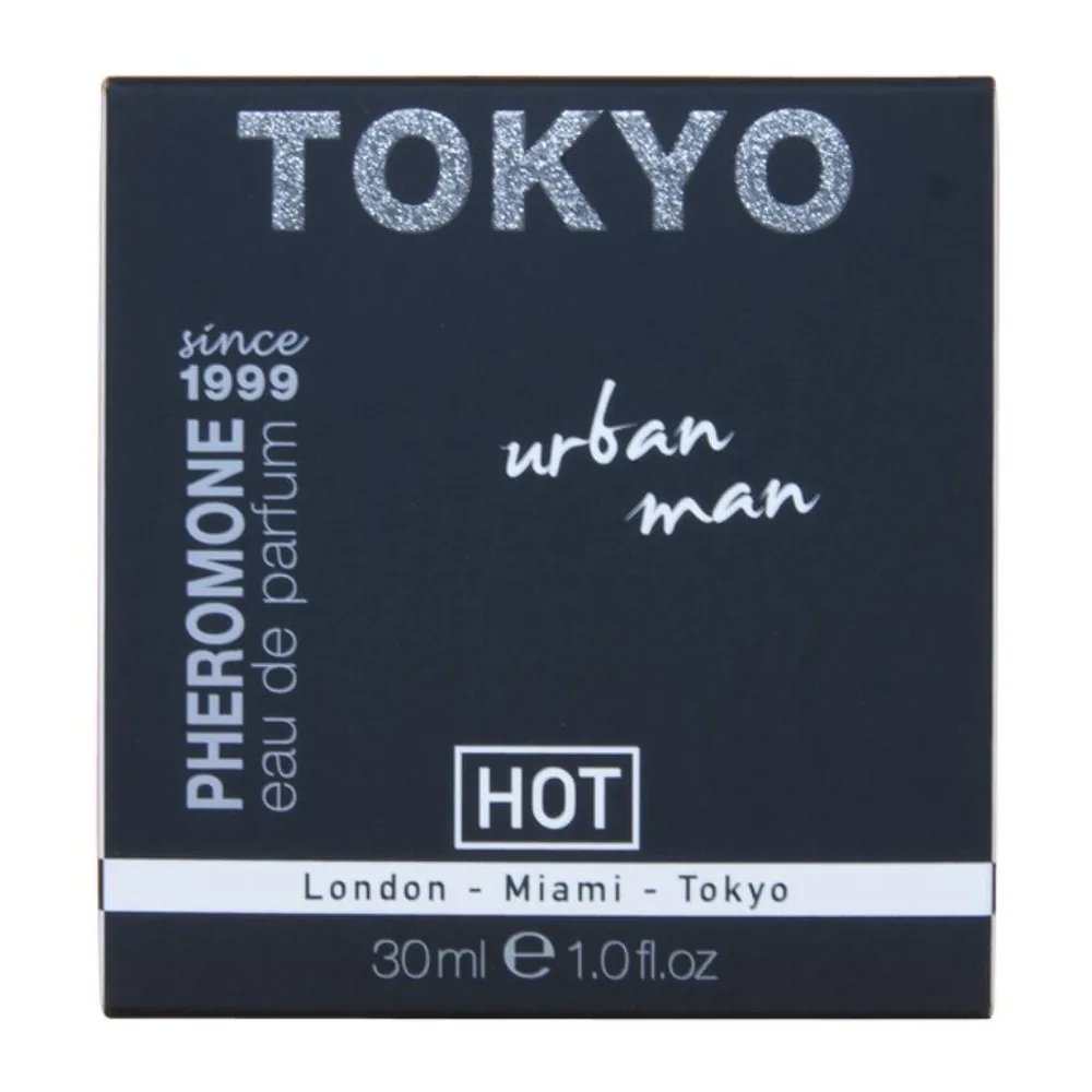 Flacon carré de parfum aux phéromones Tokyo Urban rempli d'un liquide jaune pâle, avec bouchon pulvérisateur chromé et étiquette noire gravée, sur fond blanc