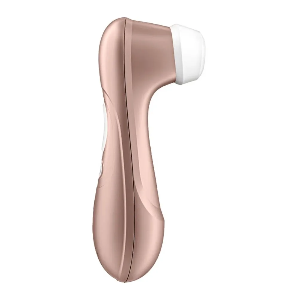Stimulateur clitoridien rose poudré avec embout blanc, formes arrondies et épurées, poignée ergonomique avec couture centrale visible sur fond blanc