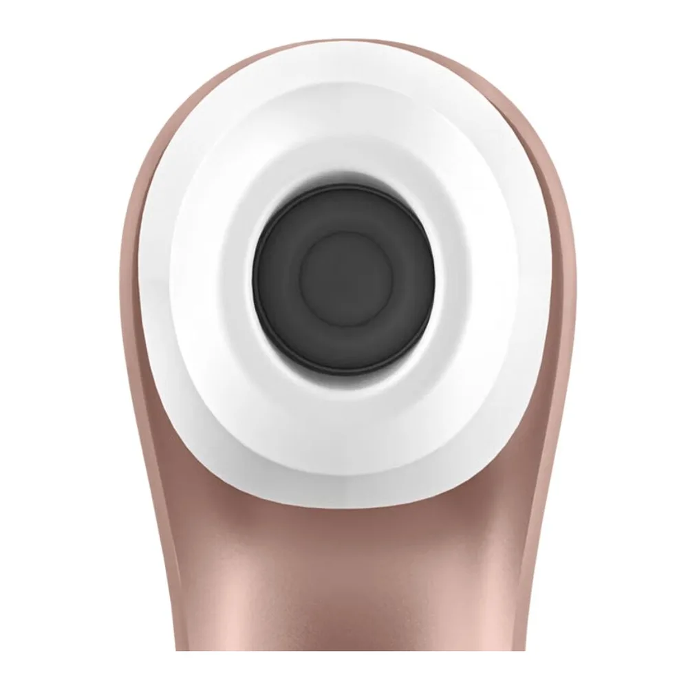 Stimulateur clitoridien rose poudré avec embout blanc, formes arrondies et épurées, poignée ergonomique avec couture centrale visible sur fond blanc