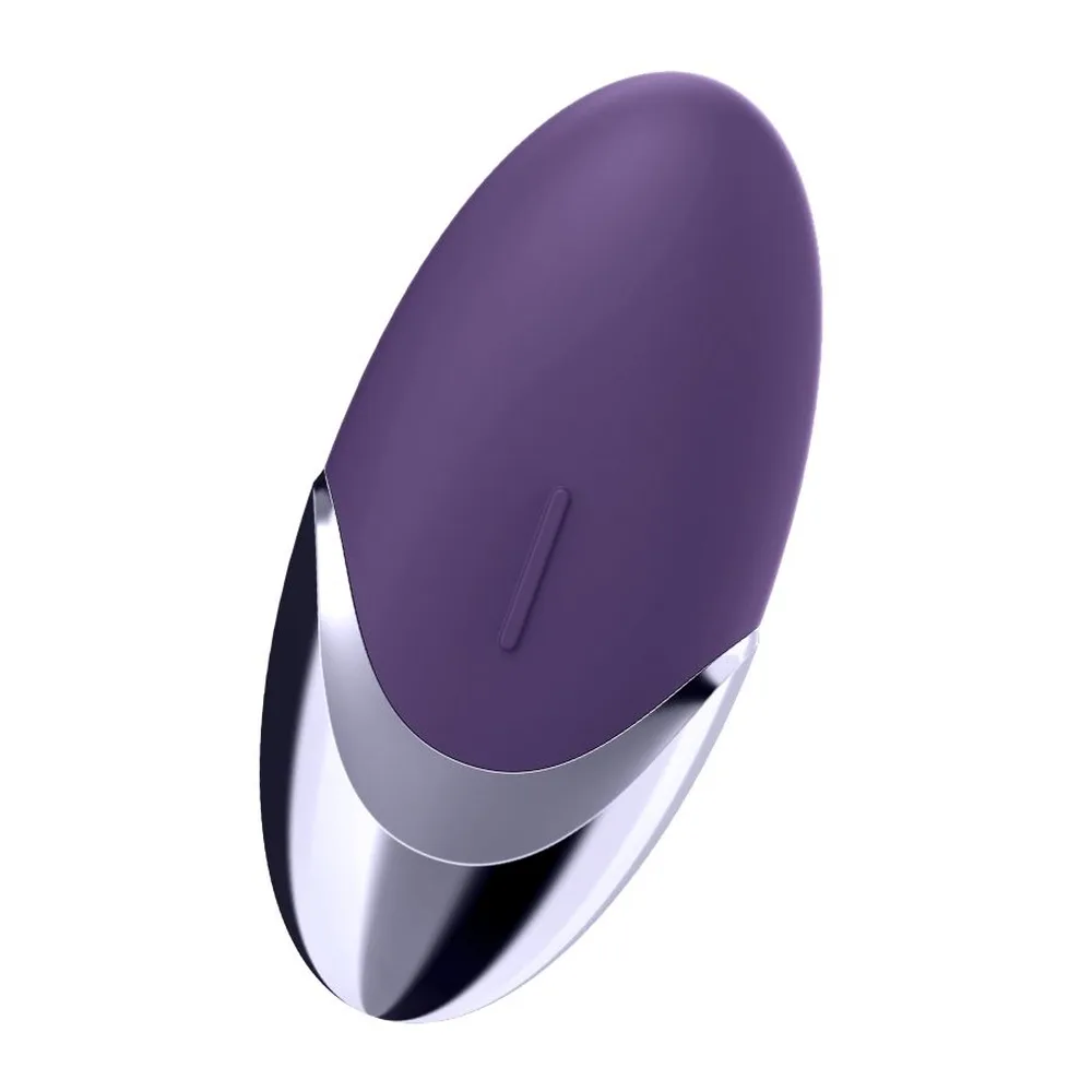 Stimulateur clitoridien en silicone violet avec base argentée brillante, forme ovale épousant le creux de la main, pointe arrondie intégrée sur la surface
