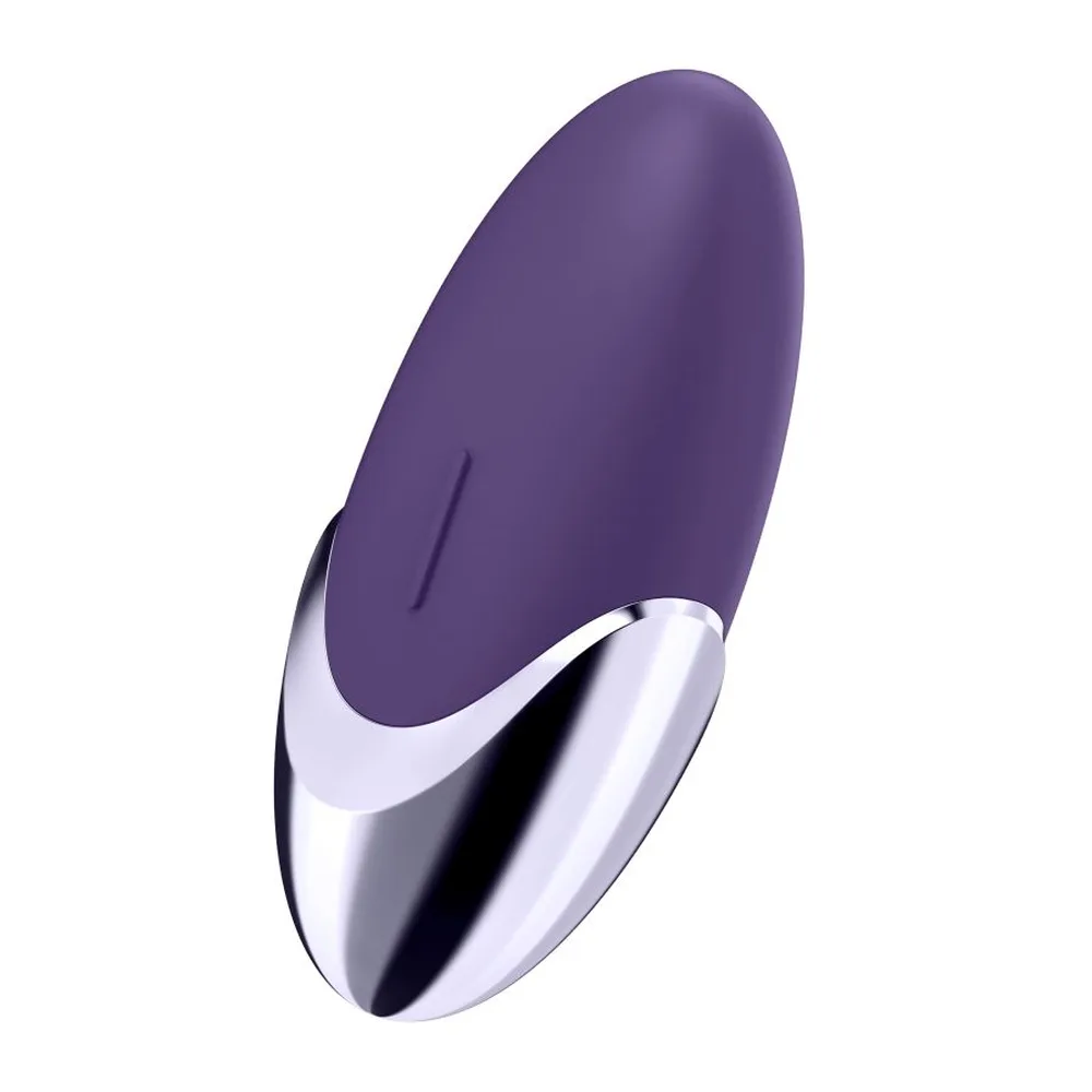 Stimulateur clitoridien en silicone violet avec base argentée brillante, forme ovale épousant le creux de la main, pointe arrondie intégrée sur la surface