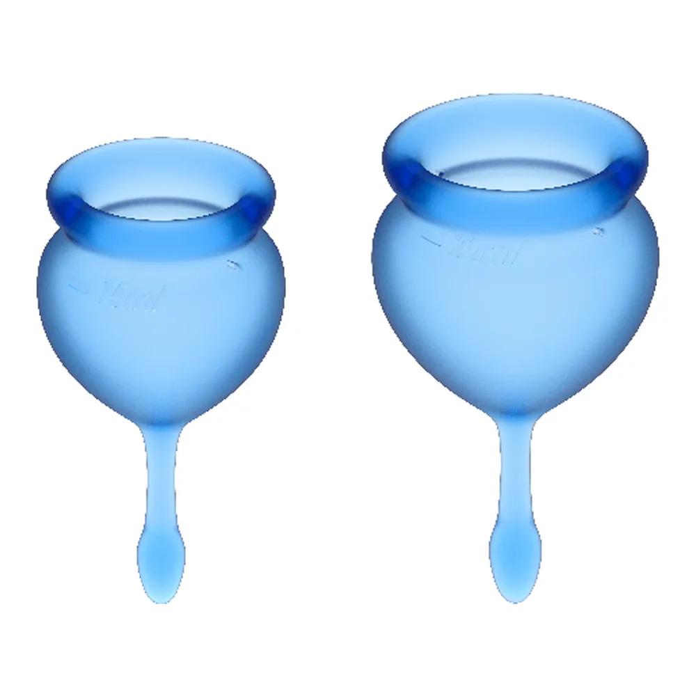 Deux coupes menstruelles en silicone blanc translucide, l'une de plus petite taille et l'autre de plus grande taille, avec graduations de volume visibles et bord épaissi, présentées vue de face sur fond blanc