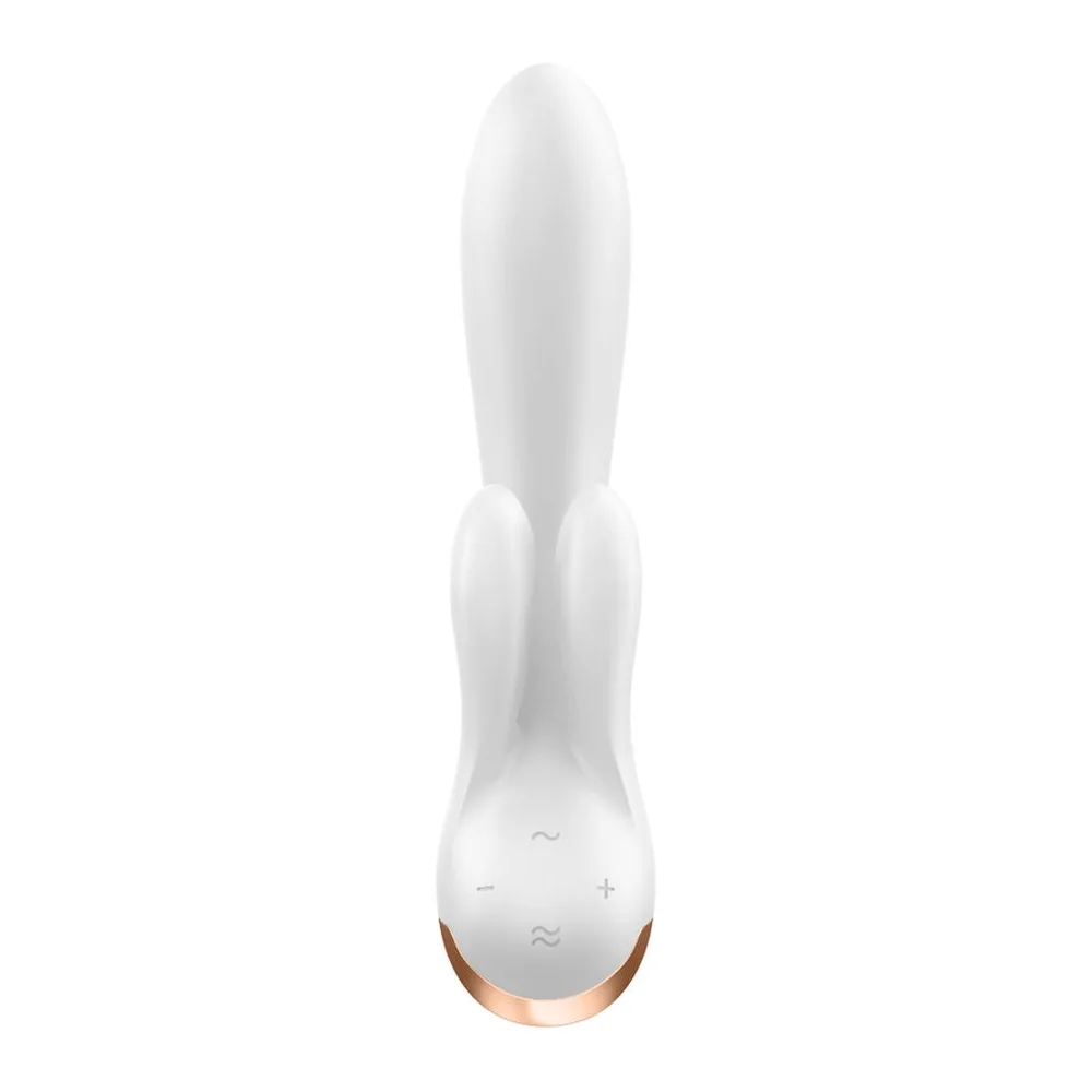 Vibromasseur rabbit blanc avec deux tiges latérales externes, base dorée, commandes tactiles visibles, sur fond blanc